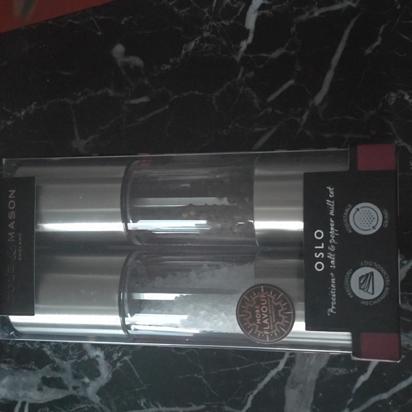 Cole & Mason Oslo Silver Salt and Pepper Grinder Set, Retail $99.95US - Picture 7 of 7